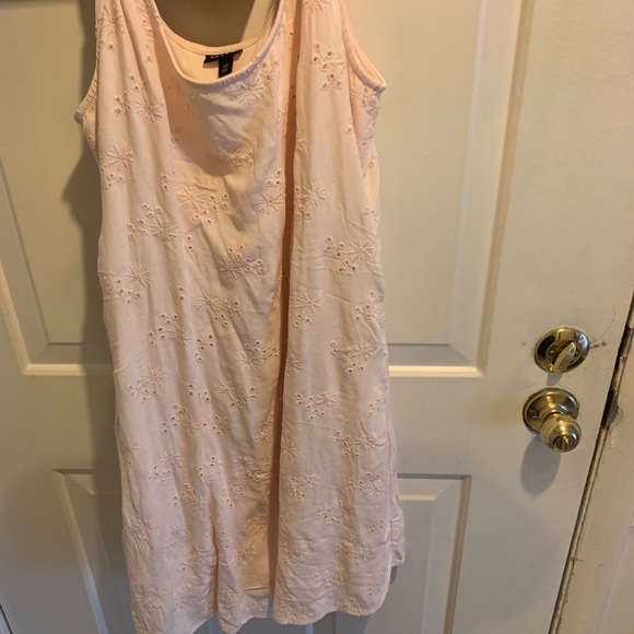 Torrid Blush Eyelet Lined Crepe MIDI Dress Size 00 - Picture 4 of 7